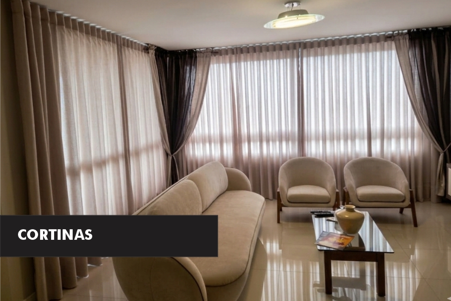 Showroom de cortinas e persianas em Caxias do Sul apresentando modelos de tecidos variados e acabamento premium para salas de estar.