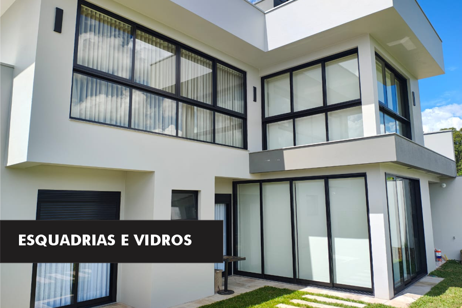 Janela de PVC com vidro duplo e câmara de argônio instalada pela Percicolor em Caxias do Sul, destacando a vedação hermética contra o vento e frio da Serra Gaúcha.