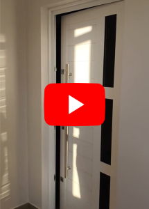 Equipe técnica especializada realizando a instalação de janelas de PVC com isolamento acústico em uma residência em Caxias do Sul, utilizando vedação de alta performance para o clima da Serra Gaúcha.