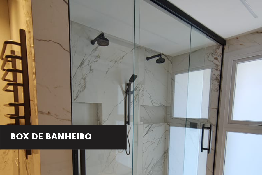 Box de banheiro de vidro temperado instalado em Caxias do Sul, com acabamento moderno em alumínio e roldanas aparentes, garantindo segurança e elegância para o ambiente.