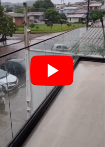 Detalhe de corrimão de parede em alumínio preto fosco instalado em escada residencial em Caxias do Sul, destacando acabamento de alta qualidade.