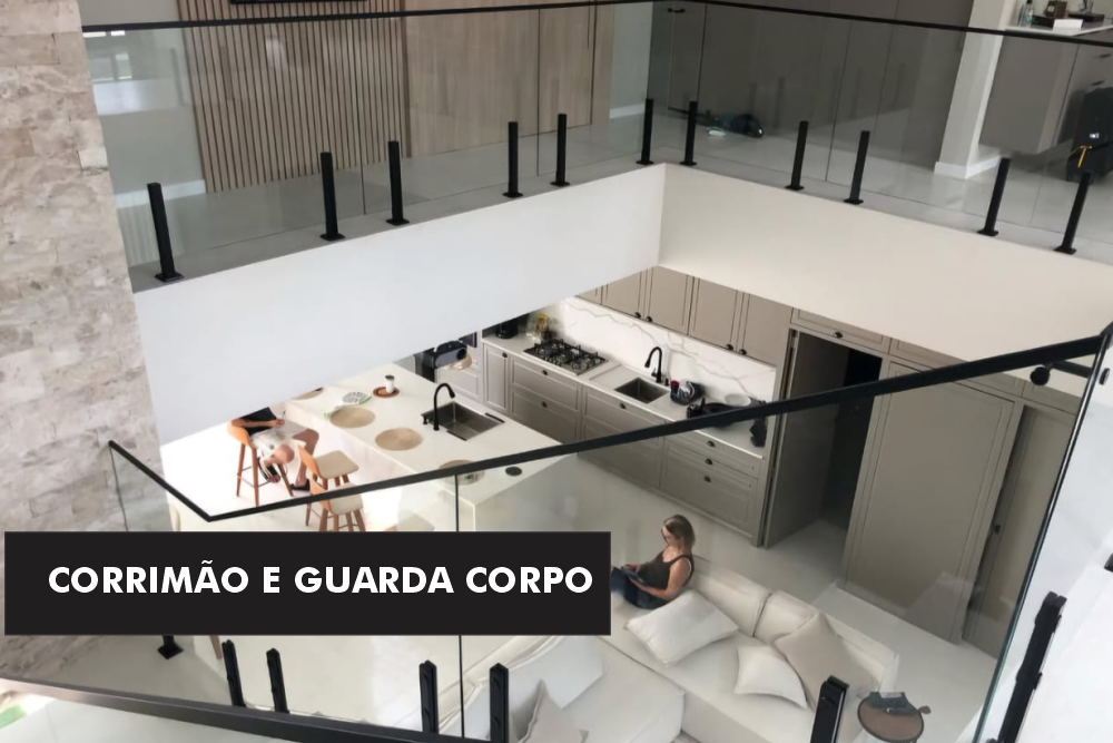 Guarda-corpo de vidro temperado com pinças de aço inox instalado em sacada externa em Caxias do Sul, proporcionando vista panorâmica e proteção.