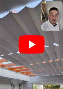Equipe técnica da Percicolor realizando a instalação de persiana rolo com alinhamento a laser em residência em Caxias do Sul, garantindo acabamento